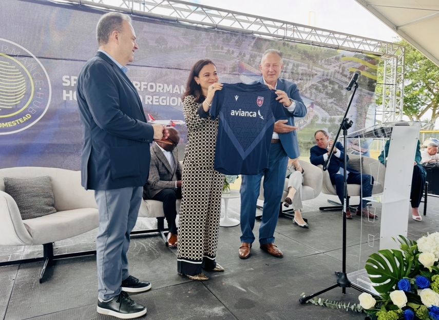Rolando Damas, director de ventas de Avianca Airlines para Norteamerica , Katherine Stradaioli, vicepresidenta senior de customer service Avianca y Nick Sakiewicz, CEO de Sports Performance Hub durante el acto inaugural de construcción.