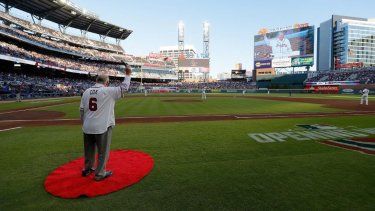 El exmánager de los Bravos de Atlanta, Bobby Cox, se prepara para dar la orden de ¡A jugar! antes del partido entre los Bravos de Atlanta y los Cachorros de Chicago el 1 de abril de 2019 en Atlanta,&nbsp;