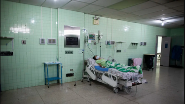 Un paciente que se recupera de una cirugía de cáncer de colon yace solo en la UCI del Hospital de Oncología Luis Razetti en Caracas, Venezuela, el miércoles 2 de septiembre de 2020. El hospital, que dejó de admitir nuevos pacientes con cáncer al comienzo del cierre de mediados de marzo a frenar la propagación de COVID-19, carece de agua, aire acondicionado, suministros como material de laboratorio e incluso médicos, mientras que solo uno de los cinco quirófanos está operativo.&nbsp;