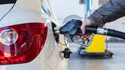 Ciudadano pone combustible a su auto