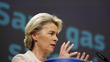 La presidenta de la Comisión Europea Ursula von der Leyen habla con los medios de comunicación en una conferencia de prensa en la sede de la UE en Bruselas, el miércoles 20 de julio de 2022.&nbsp;