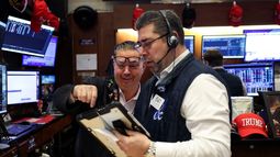 Agentes de la Bolsa de Nueva York dialogan sobre resultados del día. Agentes de la Bolsa de Nueva York dialogan sobre resultados del día.