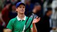 El italiano Jannik Sinner celebra su victoria sobre el kazajo Alexander Bublik al final de su partido de cuartos de final individual masculino en el día 11 del torneo de tenis Abierto de Francia, en la cancha Philippe-Chatrier, el 4 de junio de 2025. 