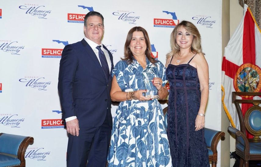 Galardonados recibiendo su reconocimiento en los Premios Women Empowering and Embracing Women (WEEW) 2025.