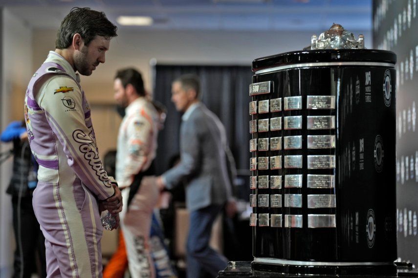 El piloto mexicano Daniel Suárez observa el trofeo de las 500 Millas de Daytona, el miércoles 15 de febrero de 2023, en Daytona Beach, Florida.&nbsp;
