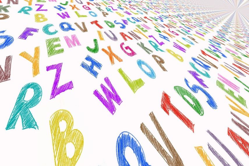 Pintar letras de colores en una hoja en blanco puede ser el inicio de una actividade muy divertida.&nbsp;