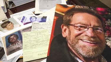 Fotografías, una licencia de conducir, la orden de arresto original y otros artículos del robo que cometió Ted Conrad en 1969 son exhibidos el 16 de diciembre de 2021 en el tribunal federal Carl B. Stokes en Cleveland.&nbsp;