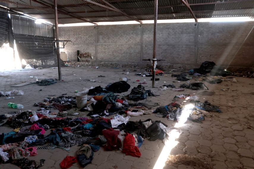 Se ven ropa y zapatos en el Rancho Izaguirre en la comunidad de La Estanzuela, donde el colectivo Guerreros Buscadores localizó tres crematorios humanos mientras buscaba a sus familiares en Teuchitlán, estado de Jalisco, México, el 5 de marzo de 2025.