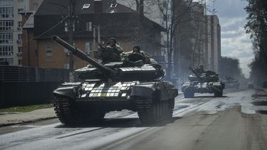 Tanques ucranianos pasan por una calle en Irpín, a las afueras de Kiev, Ucrania, el lunes 11 de abril de 2022.&nbsp;