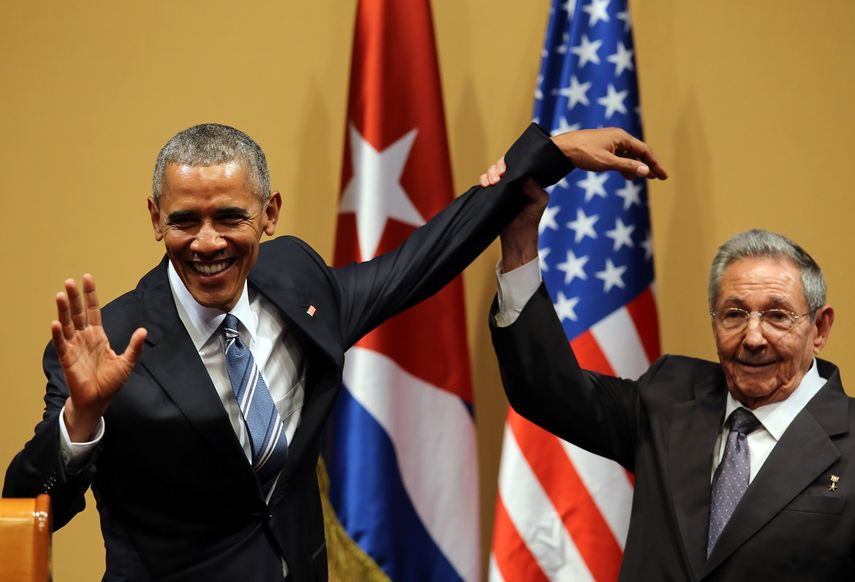 Raúl Castro y Barack&nbsp;Obama&nbsp;saludan durante una rueda de prensa tras una reunión sostenida en el Palacio de la Revolución en La Habana