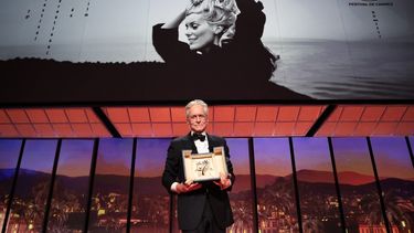 El actor estadounidense Michael Douglas sostiene la Palma de Oro Honorífica del 76º Festival de Cine de Cannes que recibió durante la ceremonia de apertura en Cannes, sur de Francia, el 16 de mayo de 2023.