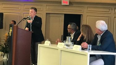 El presidente de Colombia, Juan Manuel Santos, habla en la jornada de clausura de la reunión de medio año de la SIP en Medellín.