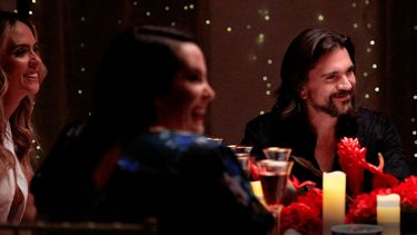 Karen Martínez, a la izquierda, y Juanes en una escena del especial Celebremos: Eterna Navidad, que se estrena el 4 de diciembre del 2020 en Pantaya.&nbsp;