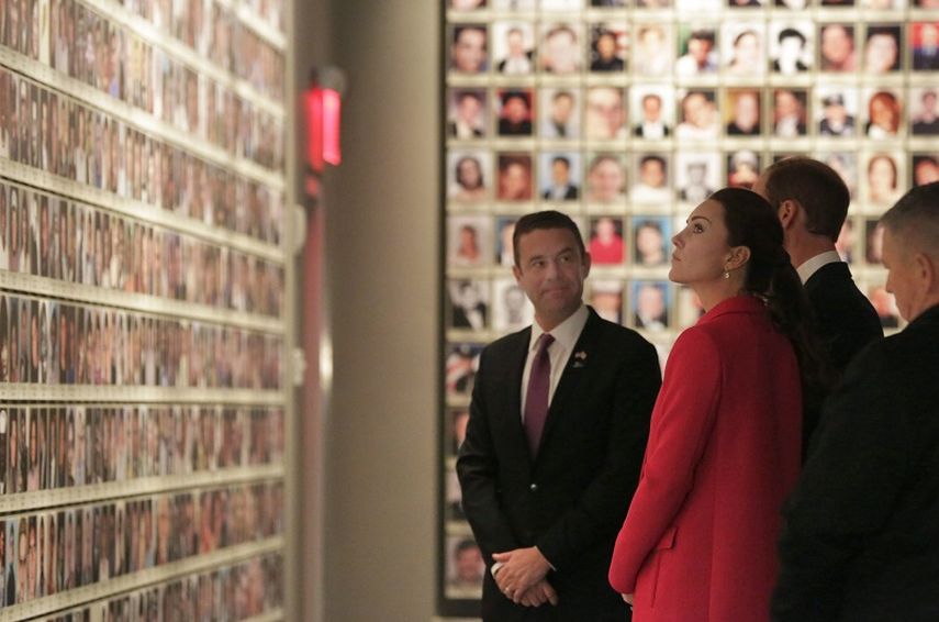 La duquesa de Cambridge observa el monumento a los fallecidos el 11 de septiembre. (AP)