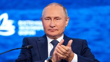 El presidente de Rusia, Vladimir Putin, aplaude durante una sesión plenaria del Foro Económico Oriental, en Vladivostok, Rusia, el 7 de septiembre de 2022.