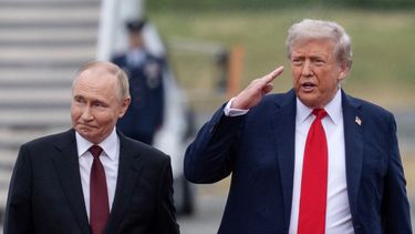 El presidente Donald Trump saluda al presidente ruso, Vladímir Putin, en la pista después de que llegaron a la Base Conjunta Elmendorf-Richardson en Anchorage, Alaska, el 15 de agosto de 2025.