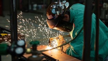 Un empleado realiza una soldadura en una empresa industrial.&nbsp;