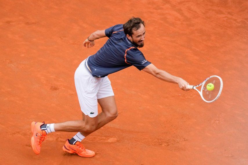 Daniil Medvedev devuelve ante Yannick Hanfmann durante el duelo de cuartos de final del Abierto de Italia, el jueves 18 de mayo de 2023, en Roma.&nbsp;