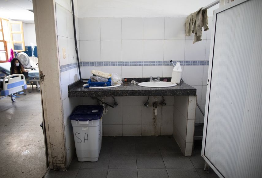 Un fregadero carece de agua corriente en el Hospital Oncol&oacute;gico Luis Razetti en Caracas, Venezuela, el mi&eacute;rcoles 2 de septiembre de 2020. El hospital, que dej&oacute; de admitir nuevos pacientes con c&aacute;ncer al comienzo del cierre de mediados de marzo para frenar la propagaci&oacute;n del COVID-19, carece de agua, aire acondicionado, suministros como material de laboratorio e incluso m&eacute;dicos, mientras que solo uno de los cinco quir&oacute;fanos est&aacute; operativo.&nbsp;