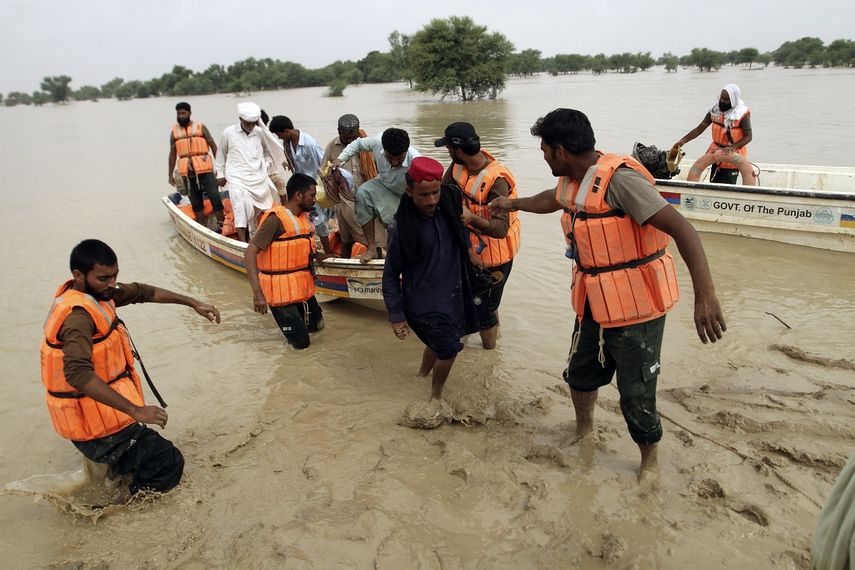 Soldados del ejército evacúan a personas de un área afectada por inundaciones el sábado 27 de agosto de 2022, en Rajanpur, distrito de Punjab, Pakistán.&nbsp;
