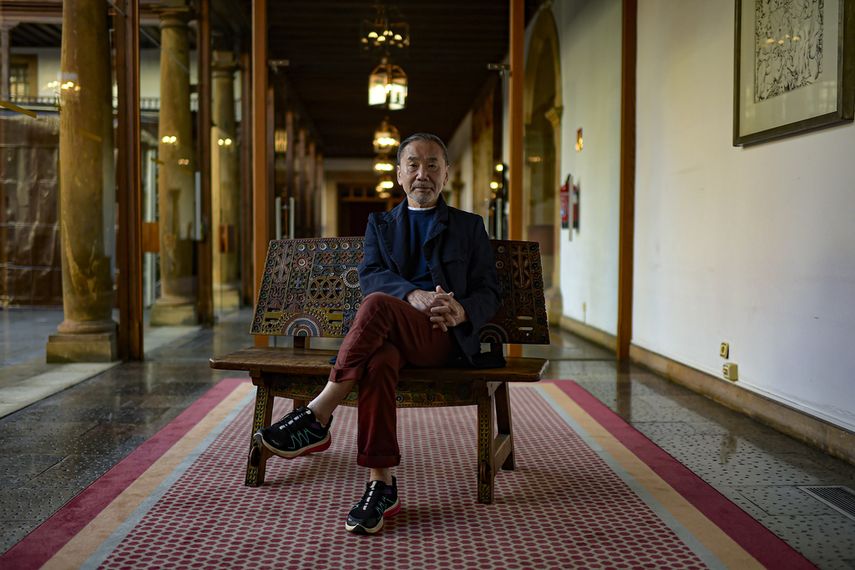 El escritor japonés Haruki Murakami posa para una fotografía en una entrevista con The Associated Press en Oviedo, en el norte de España, el 18 de octubre de 2023, antes de recibir el Premio Princesa de Asturias de las Letras.