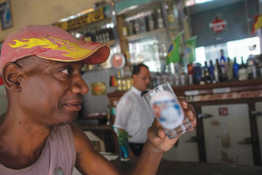 Un habanero bebe ron en un bar de La Habana.