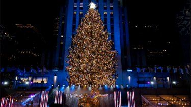 Más de 50.000 luces iluminan cada año el árbol de Navidad de Rockefeller Center, en Nueva York.