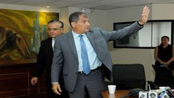El expresidente Rafael Correa saluda durante una rueda de prensa en Guayaquil