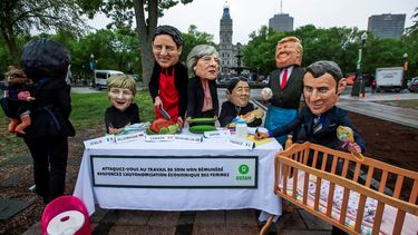 Varios activistas de la ONG Oxfam se disfrazan de los líderes de la Cumbre del&nbsp;G7&nbsp;para protestar en contra del papel que desempeña la mujer en la sociedad, antes del inicio de la Cumbre del&nbsp;G7, en Quebec (Canadá). Los líderes de EEUU, Canadá, Francia, Alemania, Japón, Italia, Reino Unido, así como la Unión Europea se reunirán en el hotel Fairmont Le Manoir Richelieu en la localidad de La Malbaie con motivo de los dos días de la Cumbre del&nbsp;G7&nbsp;que se celebrará el 8 y 9 de junio de 2018.&nbsp;