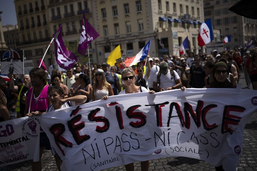 En esta imagen de archivo, manifestantes durante una protesta contra el pasaporte COVID necesario para acceder a restaurantes, trenes y otros lugares, en Marsella, en el sur de Francia, el 14 de agosto de 2021.&nbsp;