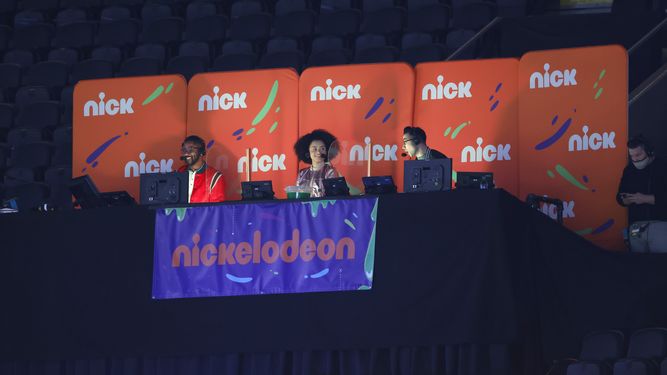 Los comentaristas de Nickelodeon Nate Burleson, Gabrielle Nevaeh Green y Noah Eagle durante el partido de ronda de comodines de la NFL entre los Saints de Nueva Orleans y los Bears de Chicago el 10 de enero de 2021, en Nueva Orleans.