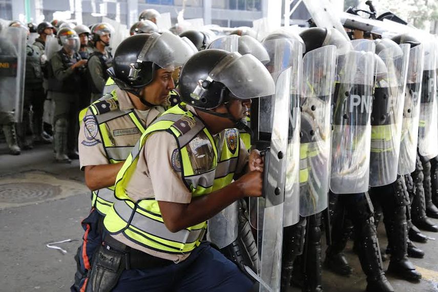 Las manifestaciones se escenificaron en la céntrica avenida Urdaneta y hacia el oeste, en la avenida San Martín, con gritos contra el Gobierno por la falta de alimentos (GUSTAVO BANDRES)