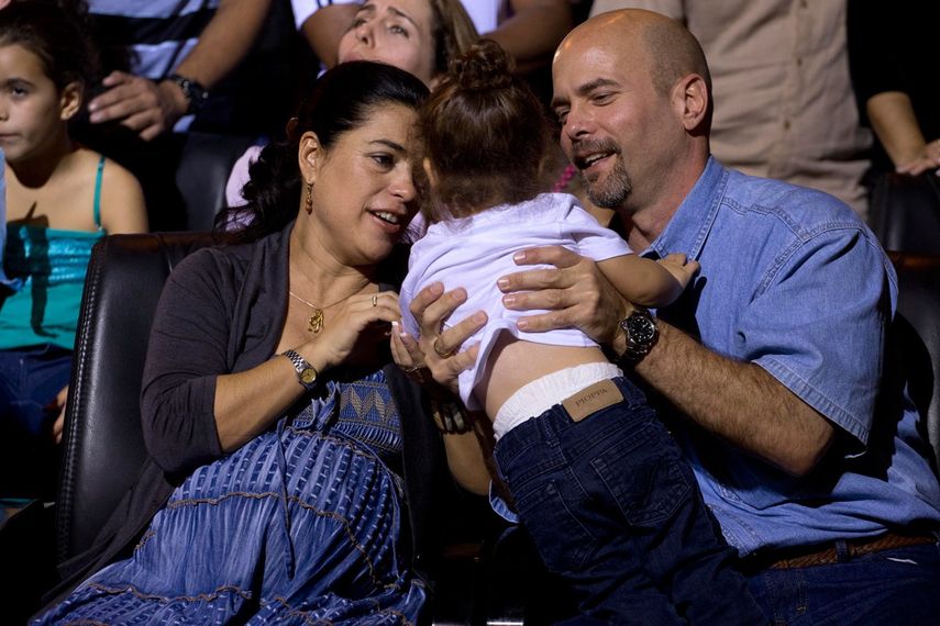 El exespía y su esposa durante el concierto de Silvio Rodríguez que tuvo lugar en La Habana, el pasado 20 de diciembre. (AP)