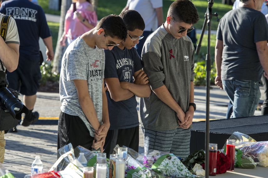 Estudiantes de la secundaria Stoneman Douglas, de Parkland, Florida, en una vigilia en recordación de sus compañeros asesinados.&nbsp;