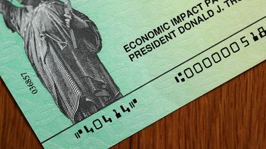 Foto de un cheque e estímulo entregado para ayudar a los residentes en medio de la pandemia del COVID-19