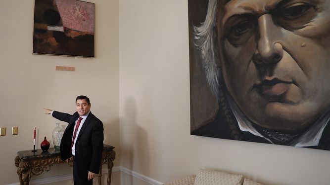 En esta foto del 17 de septiembre de 2019, Carlos Vecchio,&nbsp;embajador de Venezuela en Estados Unidos, se&ntilde;ala una secci&oacute;n vac&iacute;a de una pared donde una vez colg&oacute; una obra de arte en la residencia del embajador en Washington.&nbsp;