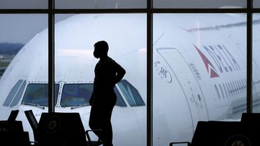En esta imagen del 18 de febrero de 2021, un pasajero utiliza una mascarilla para evitar contagiarse de coronavirus mientras espera su vuelo de Delta Airlines en el Aeropuerto Hartsfield-Jackson de Atlanta.&nbsp;