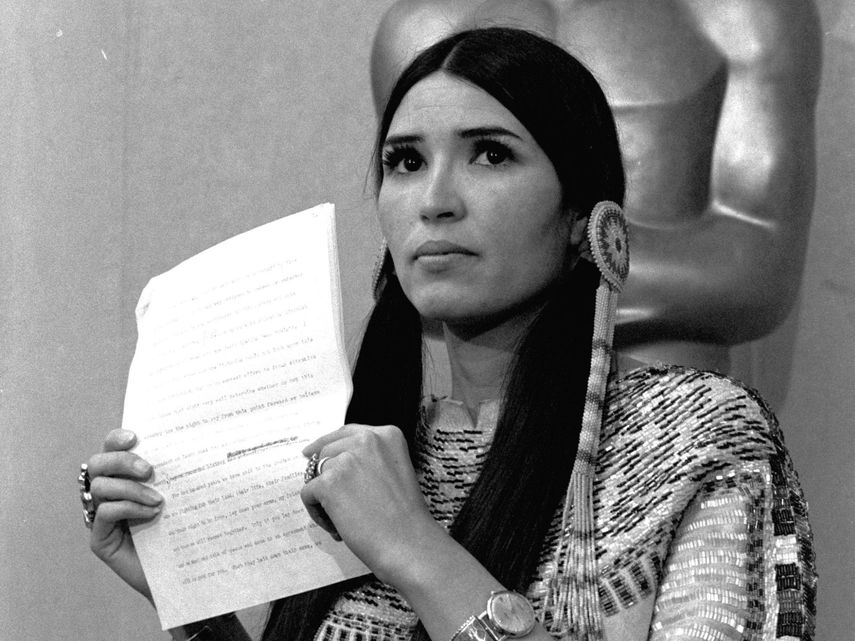Sacheen Littlefeather aparece en la ceremonia de los Premios de la Academia para anunciar que Marlon Brando rechazaría su Oscar como mejor actor por su papel en El Padrino, el 27 de marzo de 1973.&nbsp;