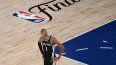 El ala-pívot francés de los San Antonio Spurs, Victor Wembanyama, número 01, mira hacia arriba durante el tercer partido de las Finales de la NBA entre los San Antonio Spurs y los New York Knicks en el Madison Square Garden de Nueva York el 8 de junio de 2026. El ala-pívot francés de los San Antonio Spurs, Victor Wembanyama, número 01, mira hacia arriba durante el tercer partido de las Finales de la NBA entre los San Antonio Spurs y los New York Knicks en el Madison Square Garden de Nueva York el 8 de junio de 2026.