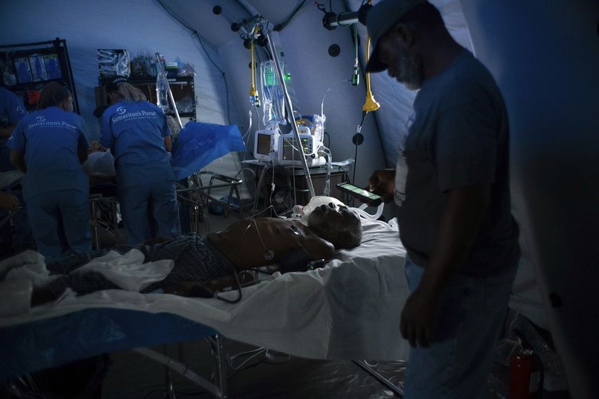 Un anciano yace en una tienda de campa&ntilde;a hospitalaria de Samaritans Purse tras el hurac&aacute;n Dorian en Freeport, Bahamas, el martes 10 de septiembre de 2019. Miles de sobrevivientes de huracanes est&aacute;n bajando de barcos y aviones en la capital de las Bahamas, enfrentando La posibilidad de comenzar de nuevo, pero con poca idea de c&oacute;mo o d&oacute;nde comenzar.