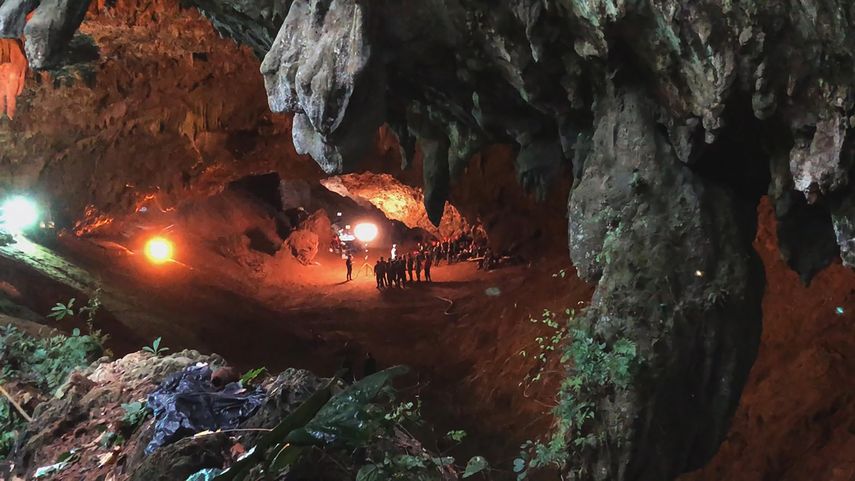 En esta imagen proporcionada por National Geographic una escena del documental The Rescue sobre el rescate de 12 chicos tailandeses y su entrenador de fútbol de una cueva inundada en 2018.