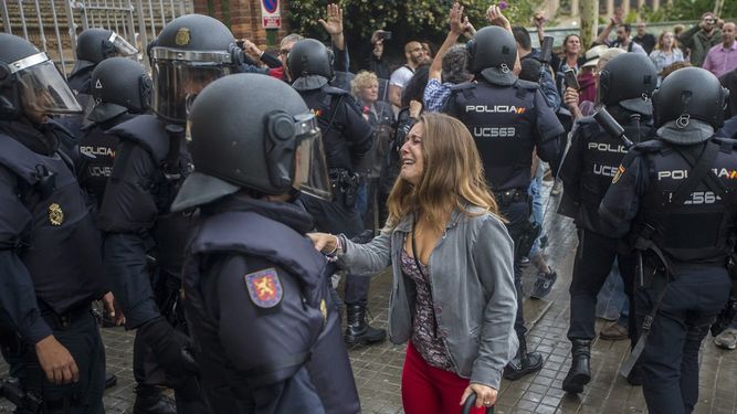 Una joven llora durante la operación de los agentes antidisturbios de la Policía Nacional mientras retiraban material del Instituto Can Vilumara de LHospitalet de Llobregat.&nbsp;
