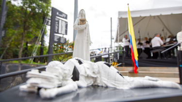 La escultura Vacío presente se erige para recordar a las víctimas del asalto al Palacio de Justicia en Colombia