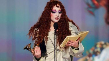 La cantante Chappell Roan acepta el Grammy a mejor artista novel.&nbsp;