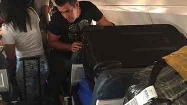 Había unas 12 o 13 maletas y bultos grandes amontonados encima de los asientos. Eran de mulos que pagaron 100 dólares por maletín a los empleados de la aerolínea.