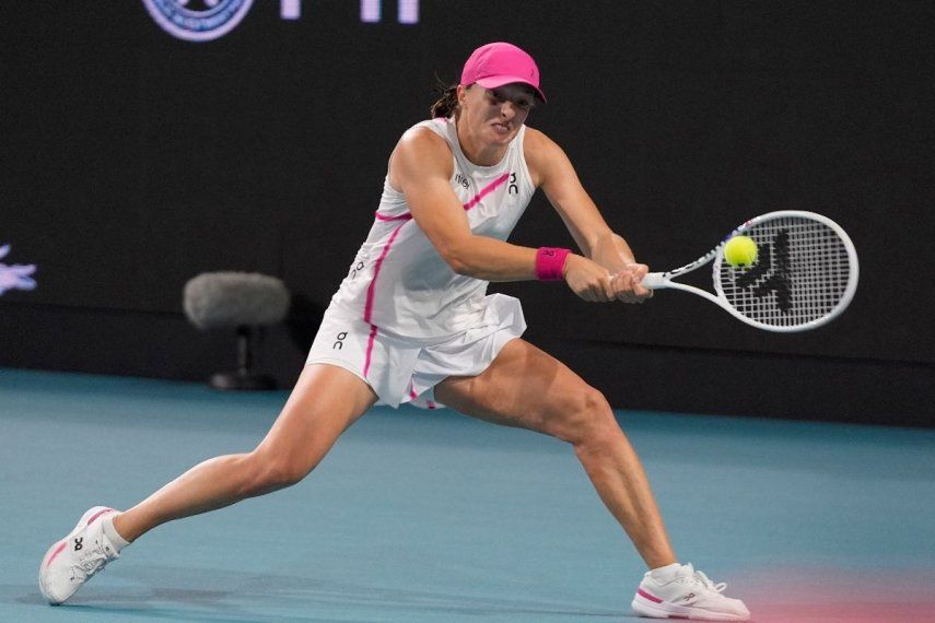 Iga Swiatek, de Polinia, devuelve un tiro ante Ekaterina Alexandrova, de Rusia, durante el torneo de tenis Abierto de Miami, el lunes 25 de marzo de 2024, en Miami Gardens, Florida.&nbsp;