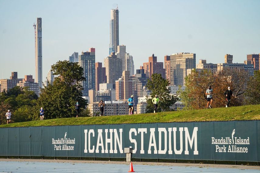 &nbsp;Varios corredores participan en una carrera en Randalls Island, en la Ciudad de Nueva York. El alcalde de la ciudad de Nueva York, Eric Adams, anunció el lunes 3 de octubre de 2022 que un proyecto de alojamiento temporal de inmigrantes en grandes tiendas de campaña estará en Randall’s Island, que se encuentra entre los distritos de Manhattan, Queens y el Bronx. (AP Foto/John Minchillo, Archivo)