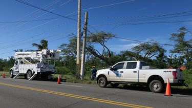 Actualmente hay 1.792 trabajadores activos en los esfuerzos de levantar la infraestructura eléctrica derrumbada por el huracán María en Puerto Rico.