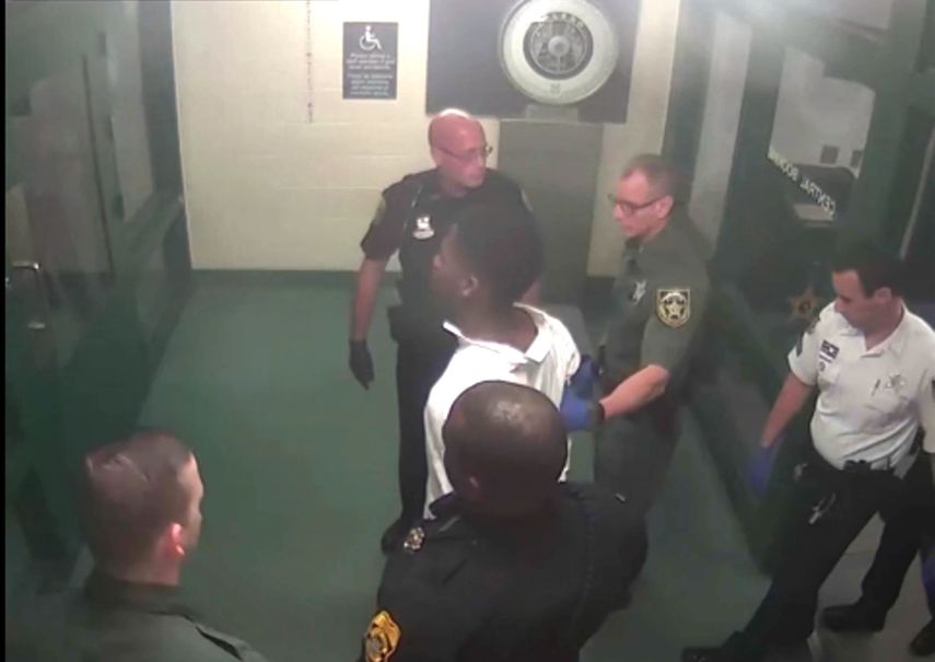 Momento en que funcionarios de la policía de Tampa trasladan a&nbsp;Howell Emanuel Donaldson, presunto asesino en serie.&nbsp;