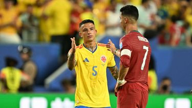 El centrocampista colombiano Kevin Castano (número 5) y el delantero portugués Cristiano Ronaldo (número 7) se dan la mano tras el partido de fútbol del Grupo K del Mundial 2026 entre Colombia y Portugal en el Miami Stadium&nbsp;